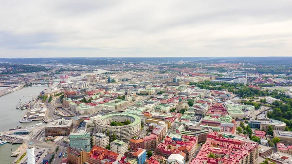 Гётеборг, Швеция. Панорама города и реки Гёта Эльв. Исторический центр города. Облачная погода, с беспилотников — стоковое фото
