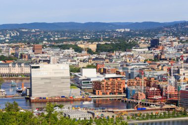 Oslo, Norveç - 24 Haziran 2019: Şehir merkezinin panoraması. Yeni ev con