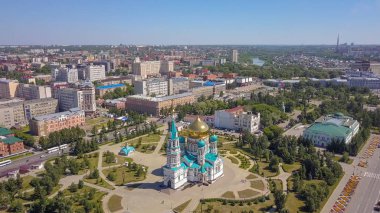 Kutsal Bakire Meryem, kentin panoramik manzarasına varsayımı Katedrali. Omsk, Rusya, Dron 