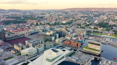 Oslo, Norveç. Gün batımında şehir merkezinin panoramik manzarası. Tren istasyonu, Drone'dan 
