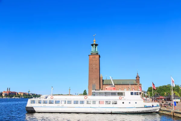 Stockholm, Suède. Un bateau de plaisance amarré à une jetée près de la Sto — Photo