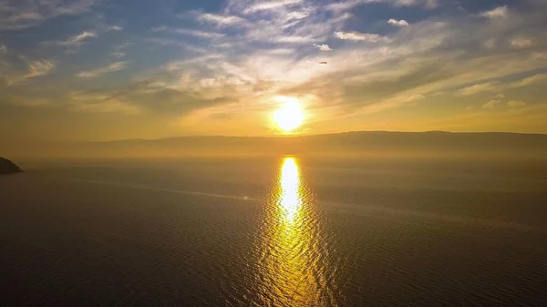 Russia, Lago Baikal, Isola di Olkhon, Tramonto sulla piccola baia del mare, Da Drone — Foto Stock