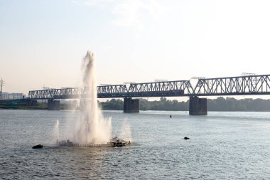 Rusya, Novosibirsk. Tren köprüden geçmek. Demiryolu Köprüsü