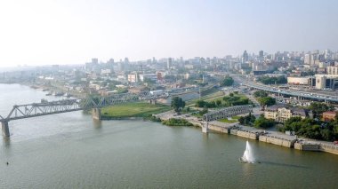 Novosibirsk ilk demiryolu köprüsü. Novosibirsk şehir panoraması. Nehirde OB Rusya, Dron üzerinden görüntülemek 