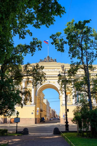 São Petersburgo, Rússia. Rua Galernaya. Arco que conecta o — Fotografia de Stock