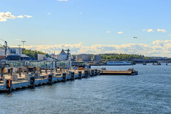 Stockholm, Zweden-22 juni 2019: ligplaats aan de haven met Termin — Stockfoto