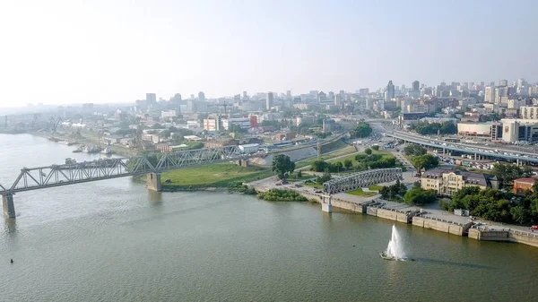 Novosibirsk ilk demiryolu köprüsü. Novosibirsk şehir panoraması. Nehirde OB Rusya, Dron üzerinden görüntülemek — Stok fotoğraf