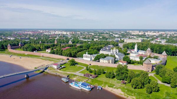 Россия, Великий Новгород. Новгородский Кремль (Детинец), река Волхов. Полет над городом, с дрона
 
