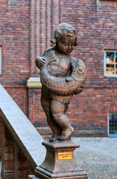 Stockholm, Sverige. Skulptur "pojke med lax" en skulptur och — Stockfoto