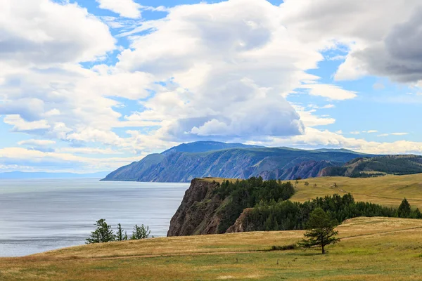 К северу от острова Ольхон. Восточное побережье озера Байкал. Россия — стоковое фото