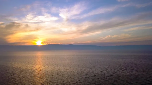 Russia, Lago Baikal, Isola di Olkhon, Tramonto sulla piccola baia del mare, Da Drone — Foto Stock