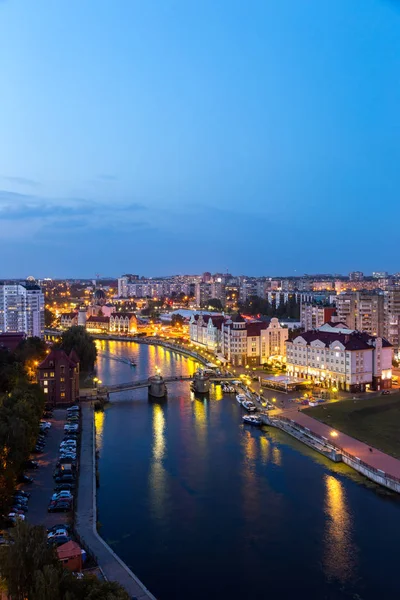 Vista noturna do centro de Kaliningrado. Ponte Jubileu, Peixes Vi — Fotografia de Stock