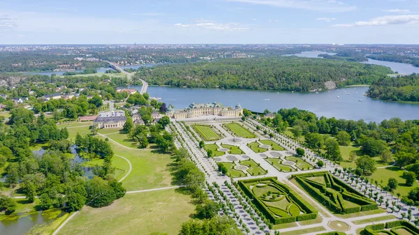 Stockholm, Zweden-23 juni 2019: Drottningholm. Drottningholms Slott. Goed bewaard gebleven koninklijke residentie met een Chinees paviljoen, theater en tuinen, van Drone — Stockfoto