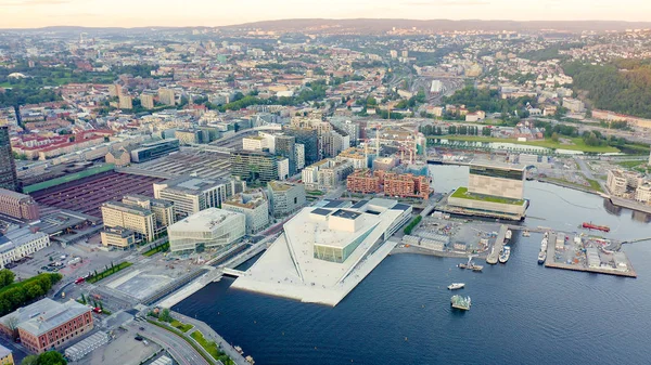 Oslo, Norvégia. Oslo operaháza. Operahuset oslói. Kilátás nyílik a városra. Naplemente, drone — Stock Fotó