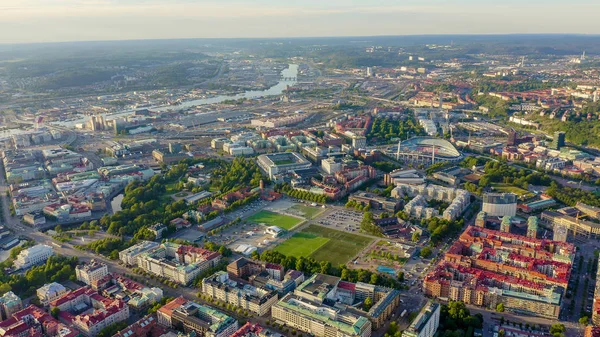 Gotemburgo, Suecia. Panorama de la ciudad y el río Goeta Elv. El centro histórico de la ciudad. Puesta del sol, desde el dron — Foto de Stock