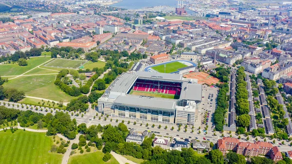 Copenhague, Dinamarca - 26 de junho de 2019: Estádio Parken (Telia Parken) é um estádio em Copenhague. Local de jogos UEFA Euro 2020. Vista aérea, Vista aérea — Fotografia de Stock