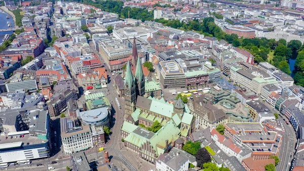 Bremen, Alemania. La parte histórica de Bremen, el casco antiguo. Catedral de Bremen (St. Petri Dom Bremen). Vista en vuelo, Vista aérea — Foto de Stock