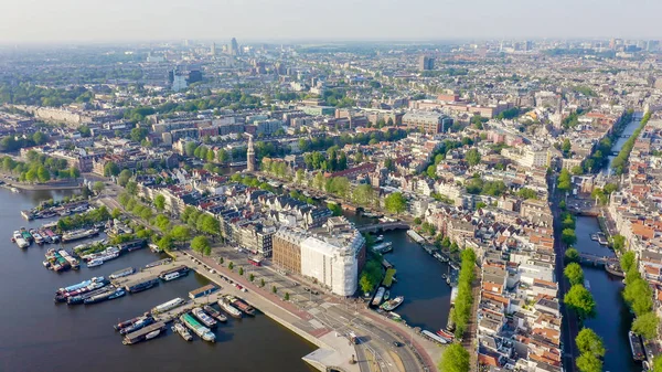 Amsterdam, Paesi Bassi. Volare sui tetti della città verso la stazione centrale di Amsterdam (Amsterdam Centraal), Vista aerea — Foto Stock