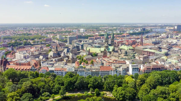 Bremen, Alemania. La parte histórica de Bremen, el casco antiguo. Catedral de Bremen (St. Petri Dom Bremen). Vista en vuelo, Vista aérea — Foto de Stock