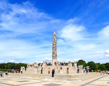 Oslo, Norveç - 24 Haziran 2019: Monolith Platosu'ndaki Turistler. 