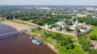Veliky Novgorod, Rusya. Novgorod Kremlin (Detinets), Volkhov Nehri. Şehir üzerinde uçuş, Drone Gönderen 