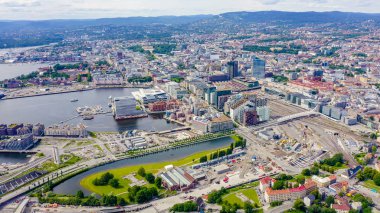 Oslo, Norveç. Şehir merkezi havadan. Embankment Oslo Fiyort. Oslo Opera Binası, Drone'dan 