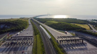 Malmö, İsveç. Araba ödeme noktası. Oresund köprüsü. İsveç ve Danimarka arasında yapay bir ada ile uzun bir tünel ve köprü, Aerial View 