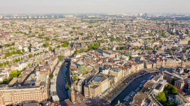Amsterdam, Hollanda. Şehrin çatılarında uçuyor. Kentsel nakliye kanalları ile şehrin tarihi parçası, Havadan Görünümü 