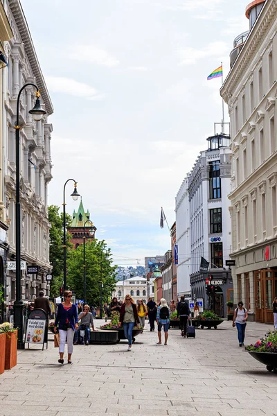 Oslo, Norsko-24. června 2019: pěší ulice uprostřed — Stock fotografie