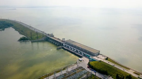 Novosibirsk vattenkraftverk är ett vattenkraftverk vid floden Ob i stadsdelen sovjetiska i den staden Novosibirsk. Det bara vattenkraftverket vid floden Ob, från Dro — Stockfoto