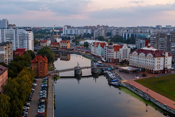 Morgen in Kaliningrad. Fluss Pregolya, Damm des Fisches v — Stockfoto