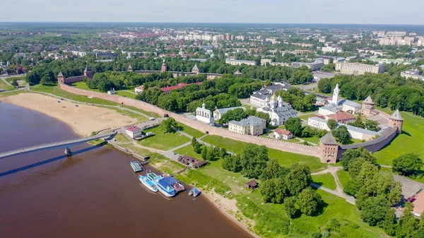 Veliky novgorod, Russland. novgorod kremlin (Detinez), Wolchow Fluss. Flug über die Stadt von einer Drohne aus — Stockfoto