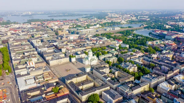 Helsinki, Finlandia. Centro de la ciudad vista aérea. Catedral de Helsinki. Plaza del Senado. Plaza del Mercado, desde el dron —  Fotos de Stock