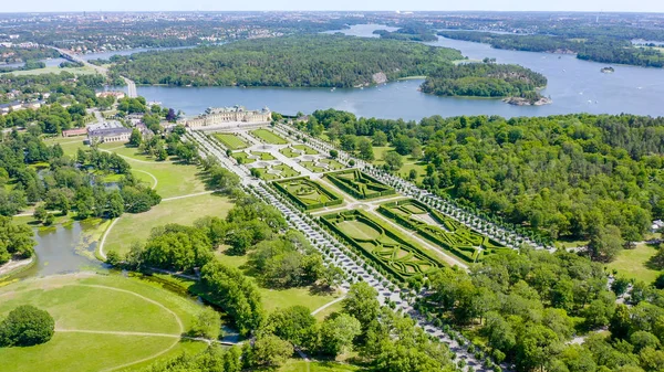 Stockholm, Zweden-23 juni 2019: Drottningholm. Drottningholms Slott. Goed bewaard gebleven koninklijke residentie met een Chinees paviljoen, theater en tuinen, van Drone — Stockfoto