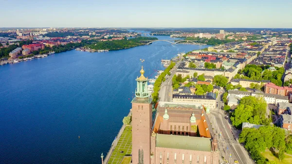 Estocolmo, Suecia. Ayuntamiento de Estocolmo. Stockholms stadshus. Construido en 1923, ayuntamiento de ladrillo rojo, de Drone — Foto de Stock