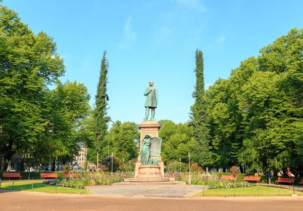 Helsinki, Finlandia. Johan Ludvig Runeberg Statue. Pomnik wa — Zdjęcie stockowe