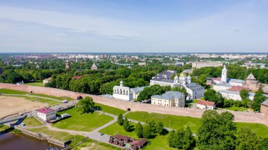Veliky Novgorod, Rusya. Novgorod Kremlin (Detinets), Volkhov Nehri. Şehir üzerinde uçuş, Drone Gönderen 