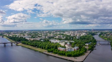 Tver şehrinin panoraması, Rusya. Havadan görünüm. Volga Nehri, Drone'dan 
