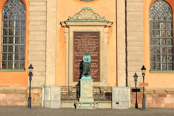 Stockholm, schweden - 23. juni 2019: statue von olaus petri in fron — Stockfoto