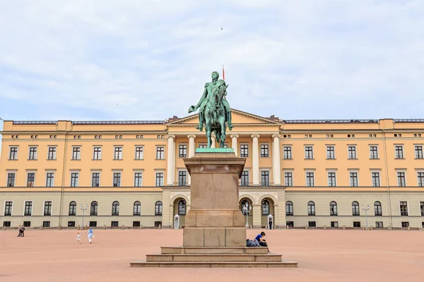 Oslo, Norveç - 24 Haziran 2019: Kral Karl Johan'ın Oslo Heykeli — Stok fotoğraf