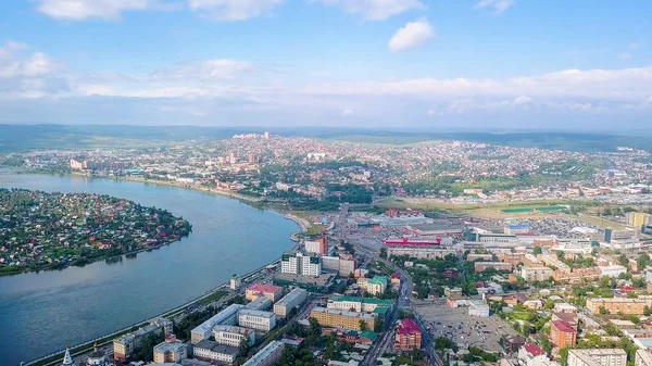 Rusia, Irkutsk. Vista panorámica de la ciudad y el río Angara desde la altura del vuelo de las aves, Desde Dron —  Fotos de Stock