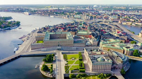 Estocolmo, Suecia. Palacio Real, Kungliga slottet. Old Town Gamla Stan (en inglés). Riddarholmen. Helgeandsholmen. Vista aérea, desde el dron —  Fotos de Stock