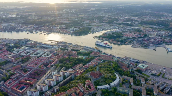 Göteborg, Svédország-június 25, 2019: StenaLine komp halad végig a folyón. Panoráma a városra és a Goeta elv folyó, a drone — Stock Fotó