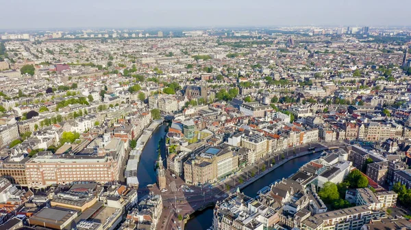 Амстердам, Нидерланды. Летаю над крышами города. Историческая часть города с городскими судоходными каналами, Вид с воздуха — стоковое фото