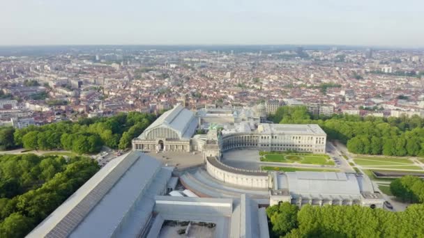 ベルギーのブリュッセル。50周年記念公園。パーク・センカントナー。ブリュッセルの凱旋門(Arc de Triomphe) 。4K — ストック動画