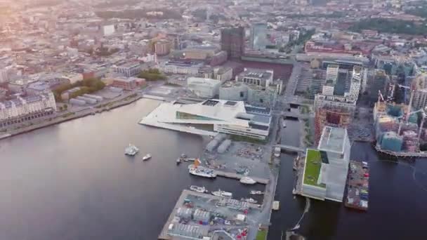 Oslo, Norge. Stadsutsikt under solnedgången. Baklyset. Den centrala delen av staden. Oslo operahus. Operahuset Oslo. 4K — Stockvideo