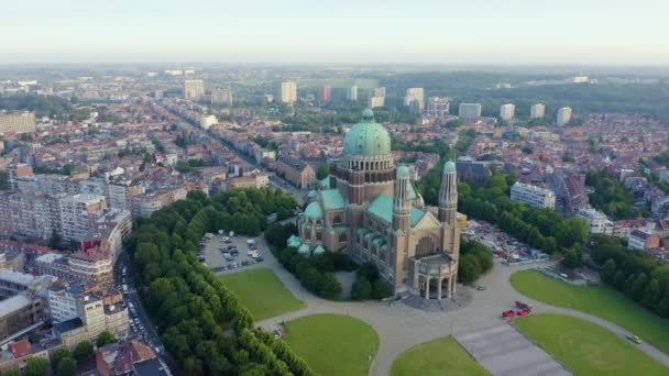 Brüssel, Belgien. Nationalbasilika vom Heiligsten Herzen Jesu. Früh morgens. 4K — Stockvideo