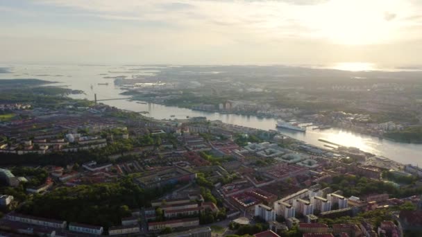 Гётеборг, Швеция. Паром StenaLine проходит вдоль реки. Панорама города и реки Гёта Эльв. 4K — стоковое видео