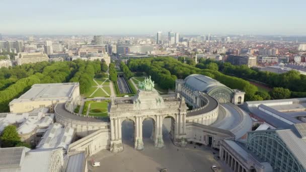 ベルギーのブリュッセル。50周年記念公園。パーク・センカントナー。ブリュッセルの凱旋門(Arc de Triomphe) 。4K — ストック動画