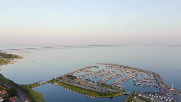 Puente Oresund. Un puente de túnel largo con una isla artificial entre Suecia y Dinamarca.. 4K — Vídeos de Stock